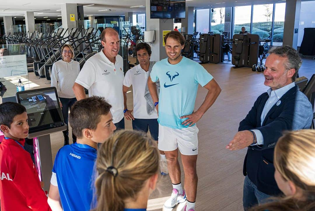 ラファエル・ナダルさんのインスタグラム写真 - (ラファエル・ナダルInstagram)「An unforgettable day! ☺️  Following the 🏆 trophy ceremony of the @tenniseuropejuniortour 12 & Under Festival, the champions & finalists were greeted by @rafaelnadal!  Rafa congratulated the players on their performances, expressed his hope that they had enjoyed their time at the @rafanadalacademy and encouraged them to keep working hard in the future. Congratulations! VAMOS‼️」11月20日 2時56分 - rafaelnadal