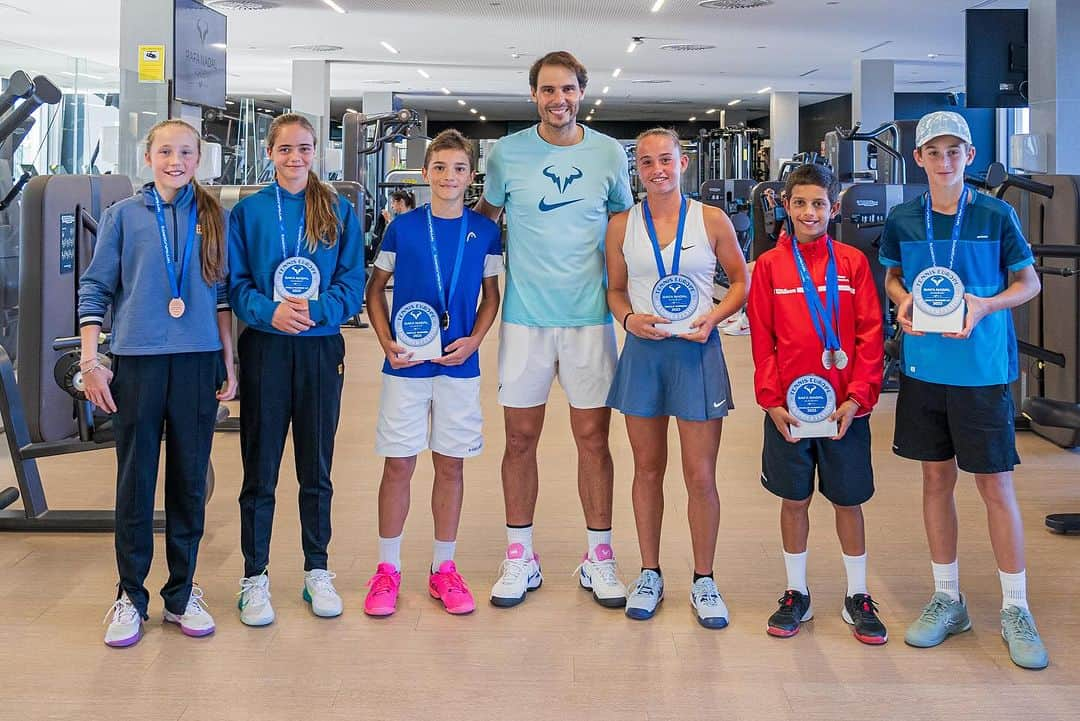 ラファエル・ナダルのインスタグラム：「An unforgettable day! ☺️  Following the 🏆 trophy ceremony of the @tenniseuropejuniortour 12 & Under Festival, the champions & finalists were greeted by @rafaelnadal!  Rafa congratulated the players on their performances, expressed his hope that they had enjoyed their time at the @rafanadalacademy and encouraged them to keep working hard in the future. Congratulations! VAMOS‼️」