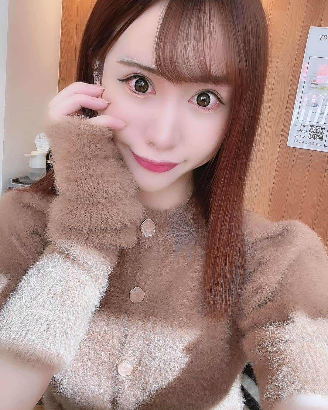 橘芹那のインスタグラム：「もこもこ🧸🤎‎🤍  #自撮り #自撮り女子 #自撮り界隈 #キメ顔  #縮毛矯正 #ストレートヘア #オシャレ女子  #アラサー女子 #お姉さん系 #お姉さんコーデ  #インスタグラマー #インフルエンサー #セレブ  #歌舞伎町 #キャバ嬢 #コンカフェ嬢 #ホスト  #いいね #いいね返し  #selfie #selfiequeen #selfiegram  #instagood #instalike #like」