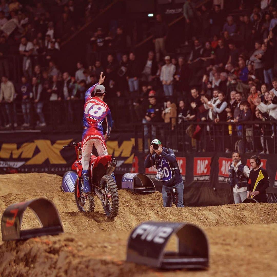 Racer X Onlineのインスタグラム：「Jett Lawrence keeps the ball rolling @supercross_de_paris Your 2023 King of Paris 👑 What did you guys think of the 40th edition of Paris Supercross⁉️ Photos @crunch724 #ParisSupercross」