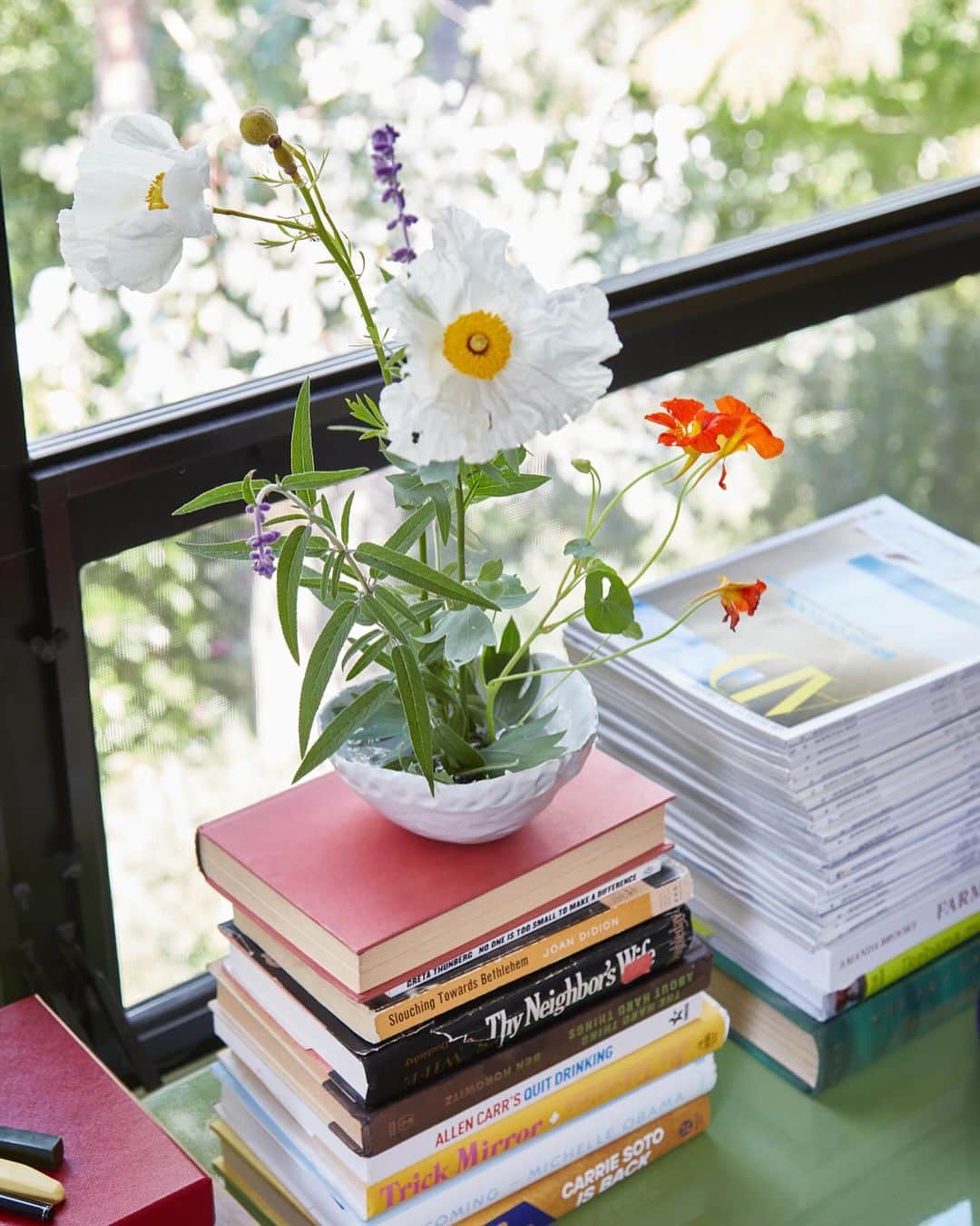 チャンルーのインスタグラム：「Tessa's nook, complete with her favorite books, flowers, and jewelry collected from around the world, was featured in @coveteur's recent newsletter. Visit our stories for more from the interview 📚」