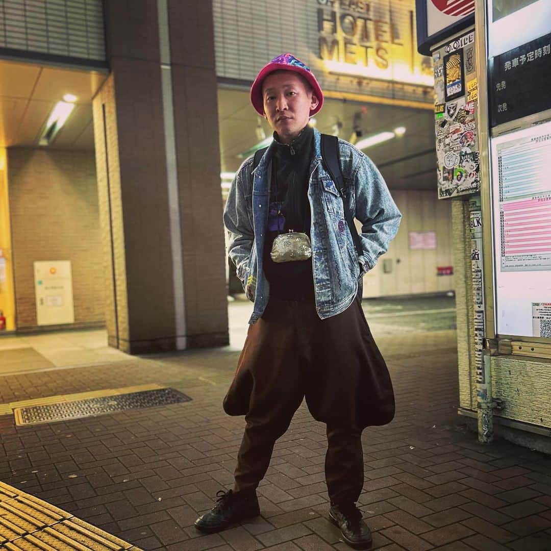 市川刺身のインスタグラム：「今日の服装。 渋谷でライブの日。  kappaのジャージにハラノムシのデニムジャケット。 西成で購入した絞りエグいニッカ。 先日十四才で購入した帽子の柄良くて裏地がフリースであったかくて助かりasicsの黒靴に金のがま口とmont-bellのメッシュリュック。  渋谷でライブ3本終えて飲みに連れて行って頂いて高円寺帰ってきて撮りました。 もう振り絞ってやるのみ。 高円寺ありがとう。  #今日着た服 #ファッション #古着 #ハット珍しい #夜」