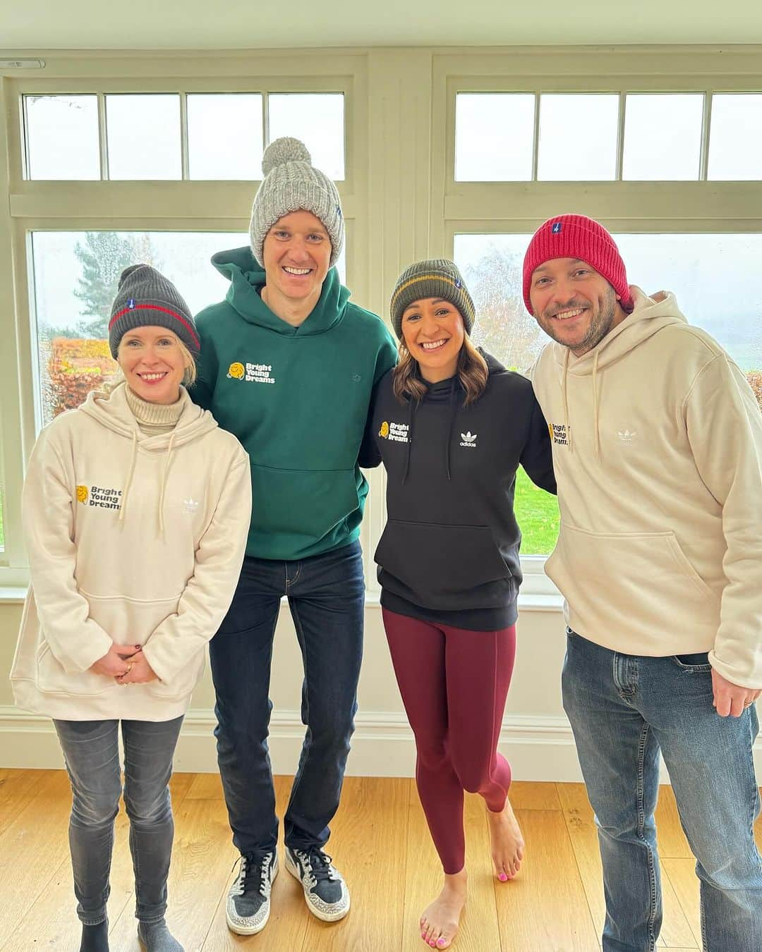 ジェシカ・エニス＝ヒルのインスタグラム：「Great to have a little get-together this weekend and support  #hatsonformind from @gooutdoors   @jonrichardsoncomedian & Lucy also went for shoes off and @jessicaennishill took things up a notch 😂🦶   It’s a fabulous campaign so please support if you can @mindcharity ❤️」