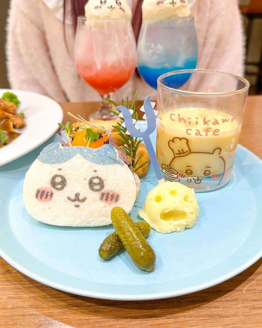 谷口夢奈さんのインスタグラム写真 - (谷口夢奈Instagram)「🍽 ⁡ ⁡ 事前予約制です⚠️ ちいかわレストラン🩵 ⁡ 当てれたので轟ちゃんと行ってきた🫶🏻 めちゃくちゃいい背景になってくれて ありがとうねまじでwwwww ⁡ 全部と撮りたくて待ってたら クリームソーダ申し訳ないことになった😭 だが！おいしくて全部ちゃんと完食🙏🏻✨ ⁡ まだラーメンとかハチワレハンバーグとか 食べたいのあったけど胃のキャパ的に😔❌ メニューもし変わるならまた行きたいな〜！ ⁡ ⁡ グッズショップはカフェ利用の方か 入店整理券がいるよ😂！ ⁡ ⁡ ⁡ #ちいかわレストラン #ちいかわカフェ #池袋PARCO #池袋パルコ #池袋カフェ #池袋グルメ #ちいかわ #ハチワレ #うさぎ #クリームソーダ #chiikawa #cafestagram #ikebukurocafe #치이카와 #카페 #먹스타그램 #맛스타그램」11月20日 18時00分 - yuna_tani