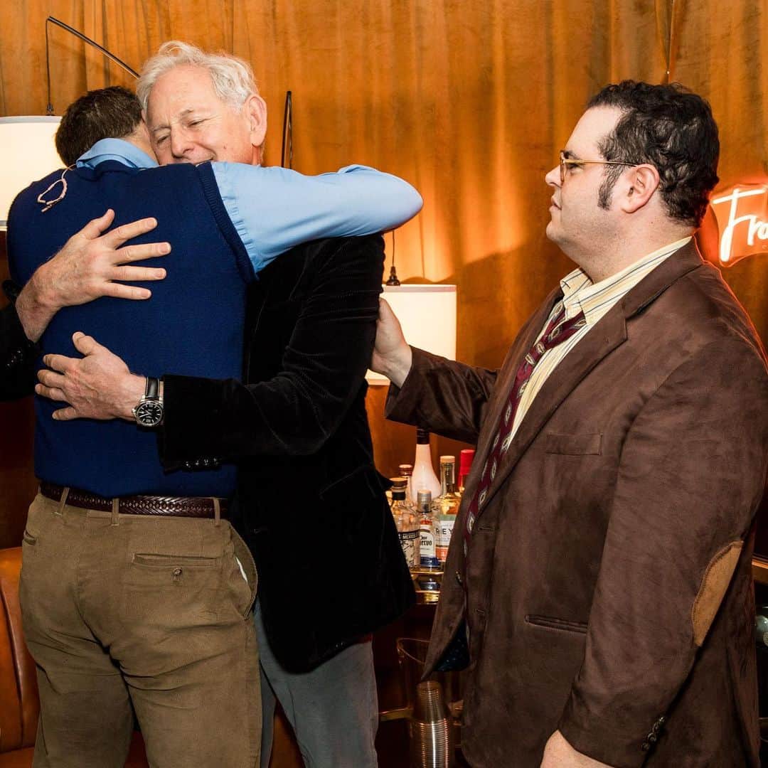 アンドリュー・ラネルズのインスタグラム：「How I love this man… Victor Garber is simply the best. He’s always been so kind and supportive and he gave me incredibly solid advice when I started working in television. He said, “When blocking a scene, if there’s a chair, sit in it.” Handsome, kind AND wise. I love you, Victor.」