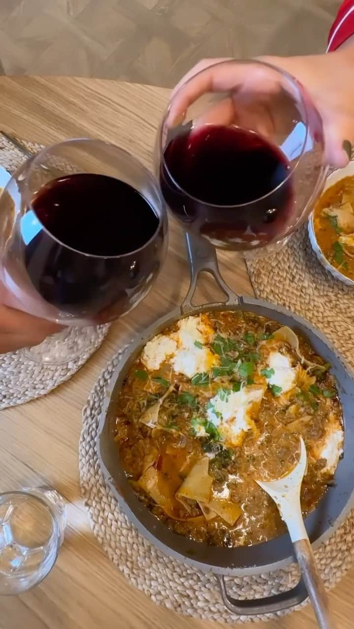 ルーシー・メックレンバーグのインスタグラム：「Italians please look away now 😅  i had to try this lasagne soup viral trend...   Honestly, it’s SO good! And so easy to make at home! 🙌 I will definitely be making this more often. I decided to add some lentils for plant based protein along with beef mince it’s also a really cost effective way to increase portions as well as all there healthy benefits 👏  For my take on this trend, head to my story today for the recipe 🤤」