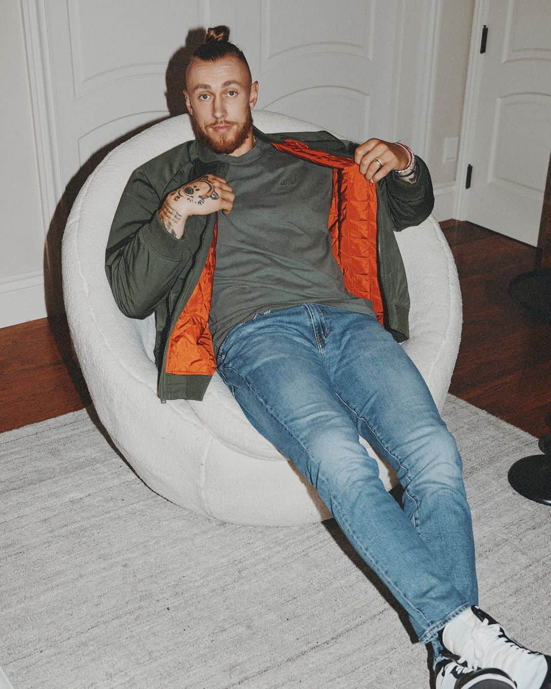 Levi’sさんのインスタグラム写真 - (Levi’sInstagram)「It’s game day for @Gkittle! Check out the All-Pro Tight End’s favorite looks at the link in bio or stories! 🏈」11月20日 3時52分 - levis