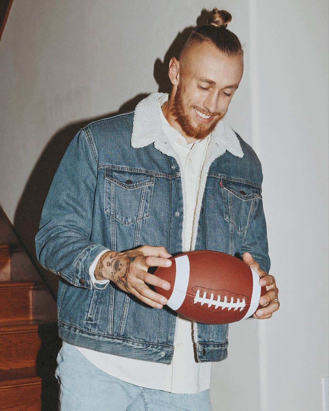 Levi’sのインスタグラム：「It’s game day for @Gkittle! Check out the All-Pro Tight End’s favorite looks at the link in bio or stories! 🏈」
