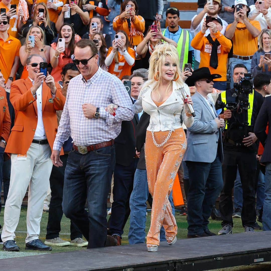 Us Weeklyさんのインスタグラム写真 - (Us WeeklyInstagram)「Dolly Parton perfectly embodied the #TennesseeVols spirit when she made a surprise appearance at the football game. We’re obsessed with her entire game day ‘fit — and breaking down the stylish details — at the link in bio. (📸: MEGA)」11月20日 4時20分 - usweekly