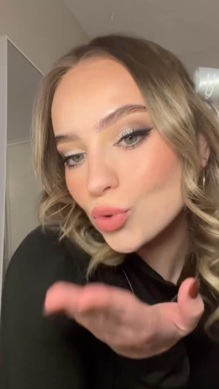 M·A·C Cosmetics Canadaのインスタグラム：「Shop eye-conic gifts for everyone on your list, all at 30% off. ❄️ Feel the frozen fantasy with surreal colours, shimmering textures and never-before-seen palettes – like Snowbody’s Business Eye Shadow Palette X 12.  Tap the 🔗 in bio to shop!  🔁 @erin.tayler  #MACHoliday #HolidayMakeup」