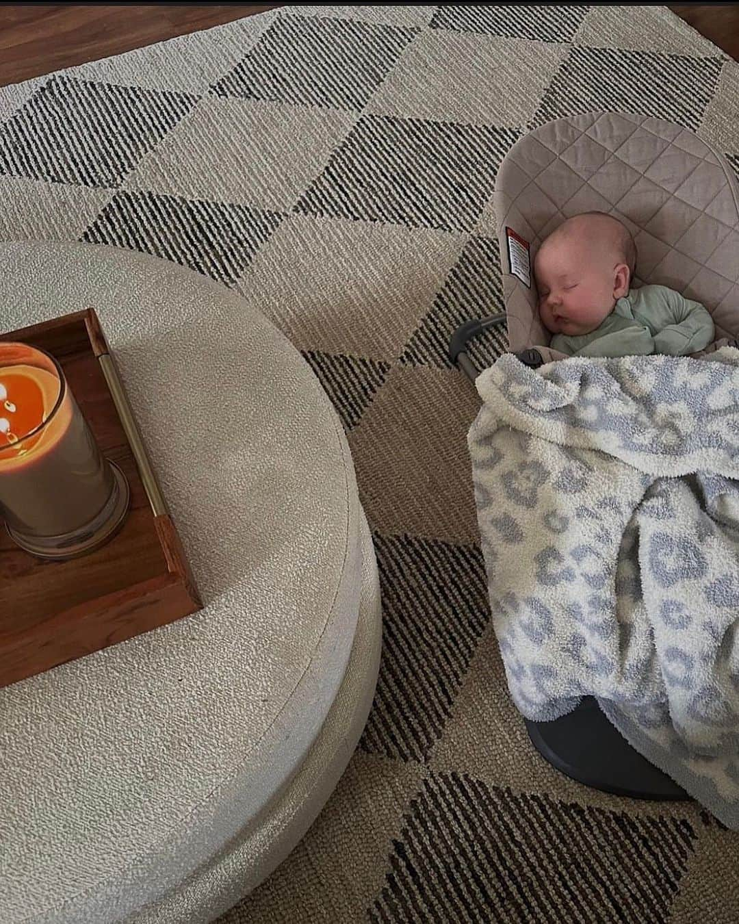 ベアフットドリームスのインスタグラム：「Cooler weather means more snuggles with our Barefoot in the Wild Baby Blanket. 🤍✨ 📷: @raechelherron」