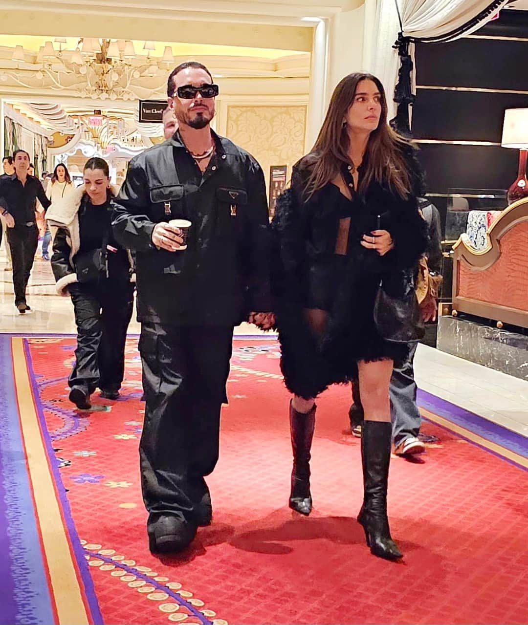 Despierta Americaさんのインスタグラム写真 - (Despierta AmericaInstagram)「#JBalvin y #ValentinaFerrer festejaron el inicio de la F1 en #LasVegas. 🔝✨   📸: Grosby Group」11月20日 4時00分 - despiertamerica