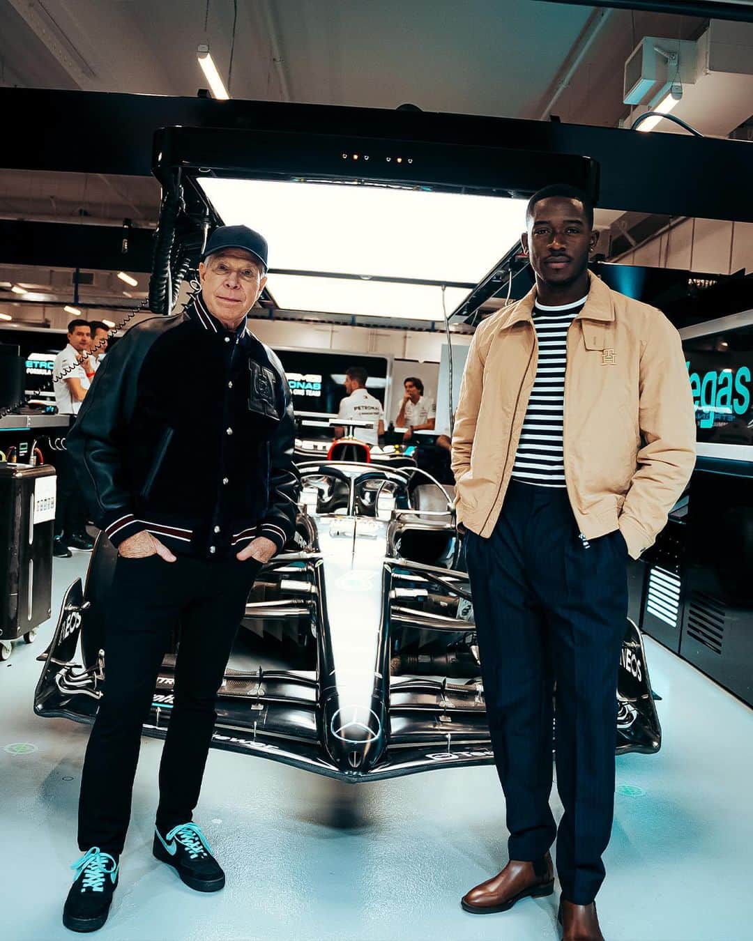 Tommy Hilfigerさんのインスタグラム写真 - (Tommy HilfigerInstagram)「Living in the fast lane this weekend, with our new brand ambassador #DamsonIdris. #TommyFamily  📸 @jockograves 🏁 @mercedesamgf1」11月20日 4時02分 - tommyhilfiger