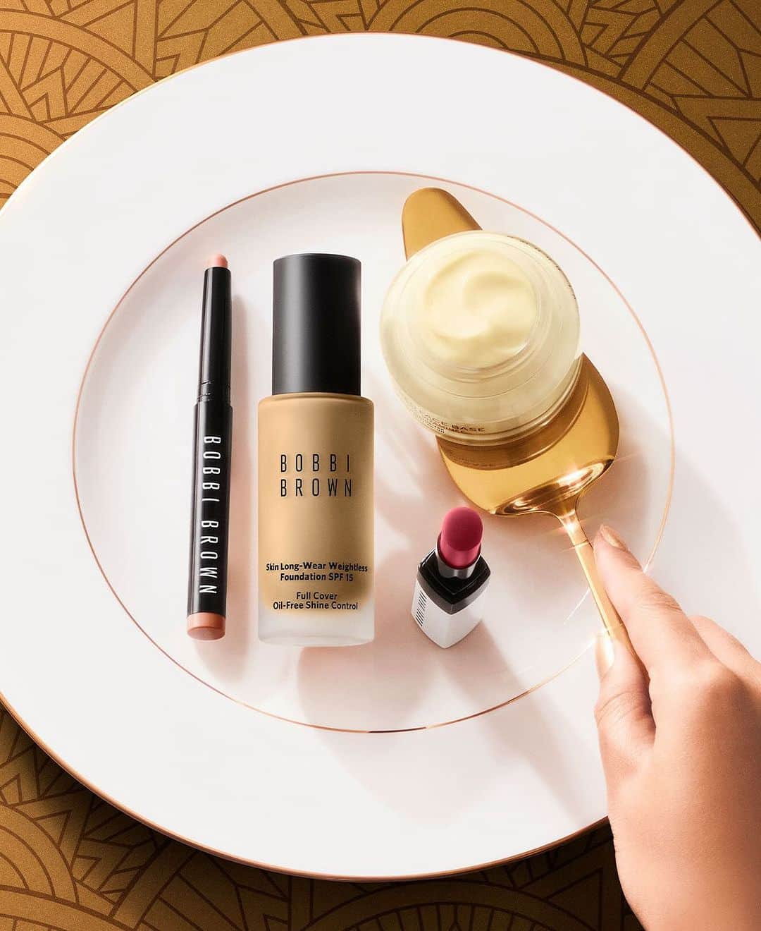 ボビイブラウンのインスタグラム：「Be our guest this Black Friday. Enjoy 30% off sitewide starting today.**  *Valid through 11/26/23. Exclusions apply. See site for details.  #BobbiBrown #BlackFriday #HolidayBeauty #BeautyDeals #Beauty #Skincare」
