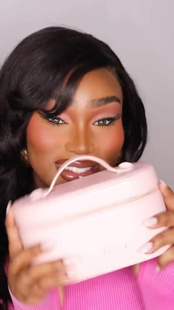 Anastasia Beverly Hillsのインスタグラム：「@kiah.naomi (she/her) gets it 😌 Our NEW Home for the Holidays set is the perfect gift for every beauty-lover, jet-setter, or glam goddess! 💝 Tap the link in bio to get yours!   #AnastasiaBeverlyHills」