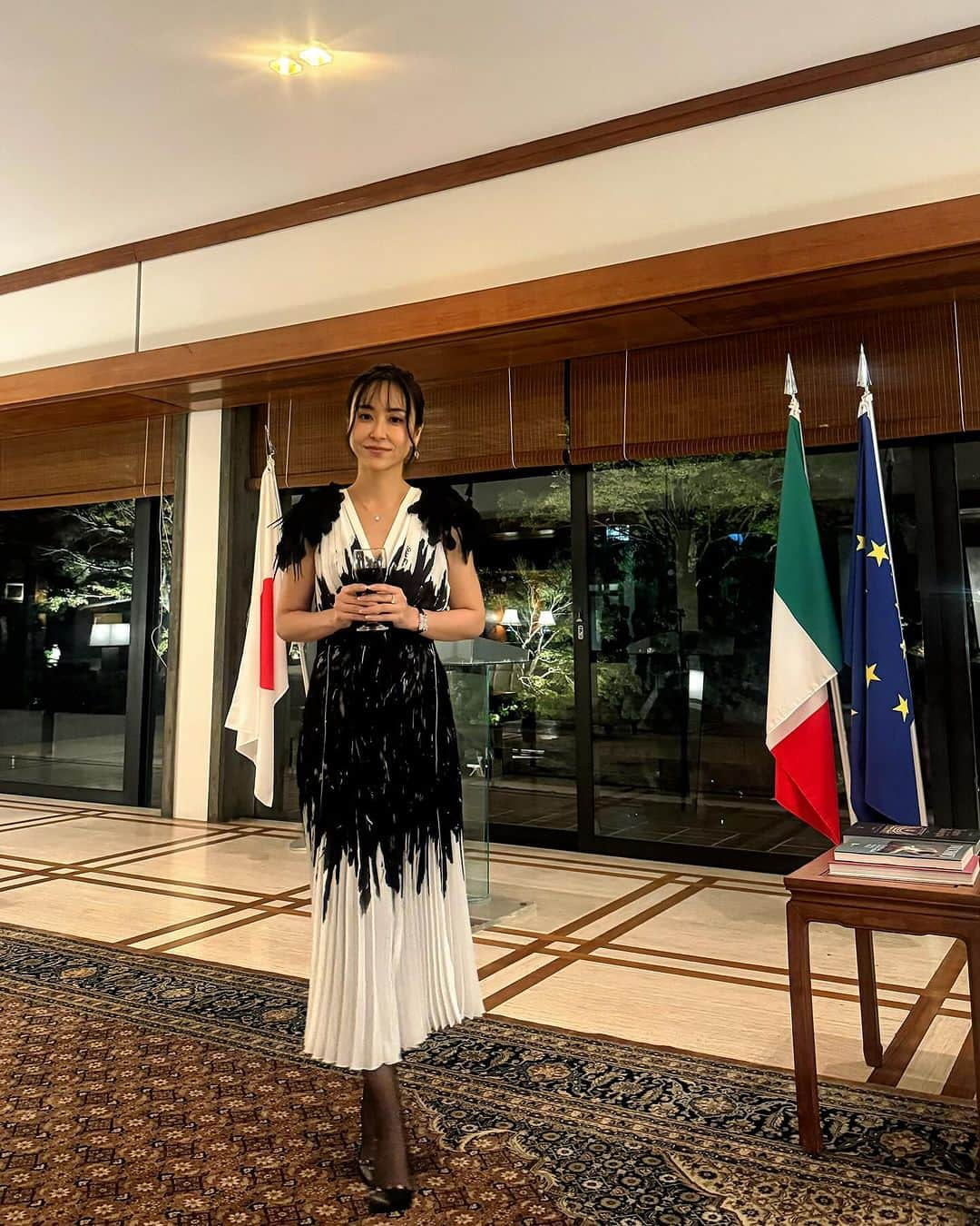 笹倉麻耶さんのインスタグラム写真 - (笹倉麻耶Instagram)「先日、イタリア大使館🇮🇹で開催された イタリアプーリア州知事 RAFFAELEさん来日記念レセプションにご招待いただきました。  これまで、プーリア産の @sanmarzanowines をいただく機会があり ワインを通して、プーリア州を知りました🤍  イタリアの踵の部分に位置していて 素晴らしいリゾート地なのですが  先日はお友達の @haruna.kokubun さんが プレストリップでプーリアに行っていたこともあり たくさんお話を聴いて ほんっとに行ってみたいなと思っています。  @sanmarzanowines はどの種類を飲んでも お酒がそんなに得意ではない私でも飲みやすく また、プレゼントでお渡ししても 必ず喜んでいただけるワインばかり。  今回のパーティーでは、 プーリアの食べ物、ワインが並び、 サンマルツァーノワインの赤、 セッサンタアンニがいただけました。  赤ちょっと苦手かな、という方にも お勧めできる、とても飲みやすい赤ワイン🍷  お食事にも合わせやすいので 自宅も時々いただいています🎵  イタリア大使館で頂くセッサンタアンニは 格別に美味しかったです！  この日は二度目ましての @hanyito さん @kiyomimedeiros さん  初めましての @noriko_style さん  いつメンの @haruna.kokubun さんと ご一緒できてとても楽しい時間でした！！  またみんなでワイワイできますように♡🍷  @sanmarzanowines  @weareinpuglia   #イタリア大使館 #weareinpuglia #sanmarzanowines #サンマルツァーノ #サンマルツァーノワイン #パーティー」11月20日 7時30分 - nicomaya2525