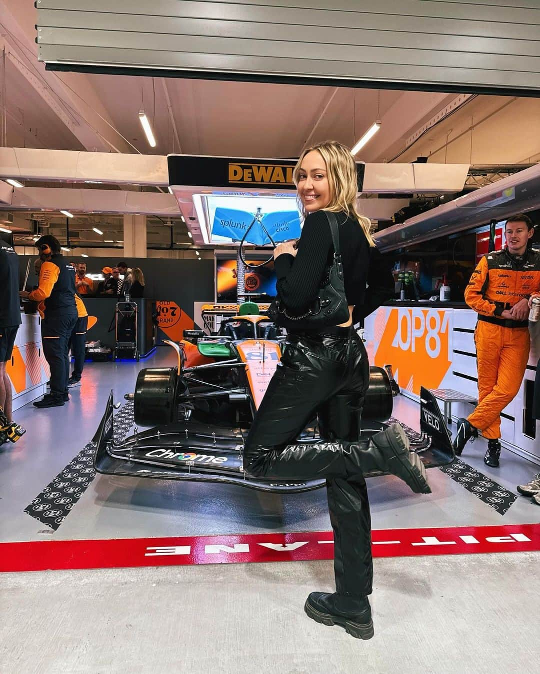 ブランディ・グレン・サイラスさんのインスタグラム写真 - (ブランディ・グレン・サイラスInstagram)「Last night in the @mclaren garage minutes before the race!! Massive thanks to the team for hosting this fan girly at my very first F1 race. The atmosphere is electric!! 😎🏁 #LVGP」11月20日 4時07分 - brandicyrus