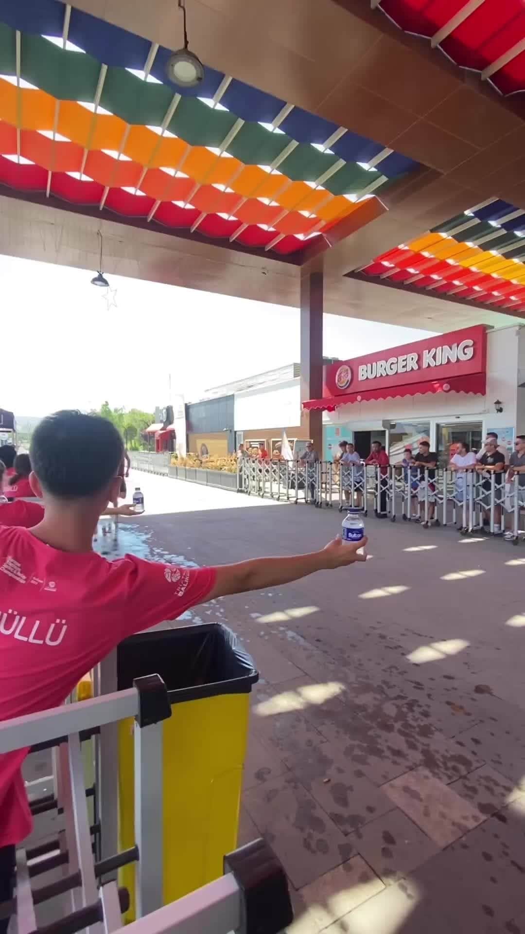 runplanetのインスタグラム：「Crazy pace, crazy reaction😅🔥Join the adventure! Follow us today 🌟  Video by @emil.holm3  ☝️This post is not intended for copyright infringement. DM if you’d like it to be taken down」