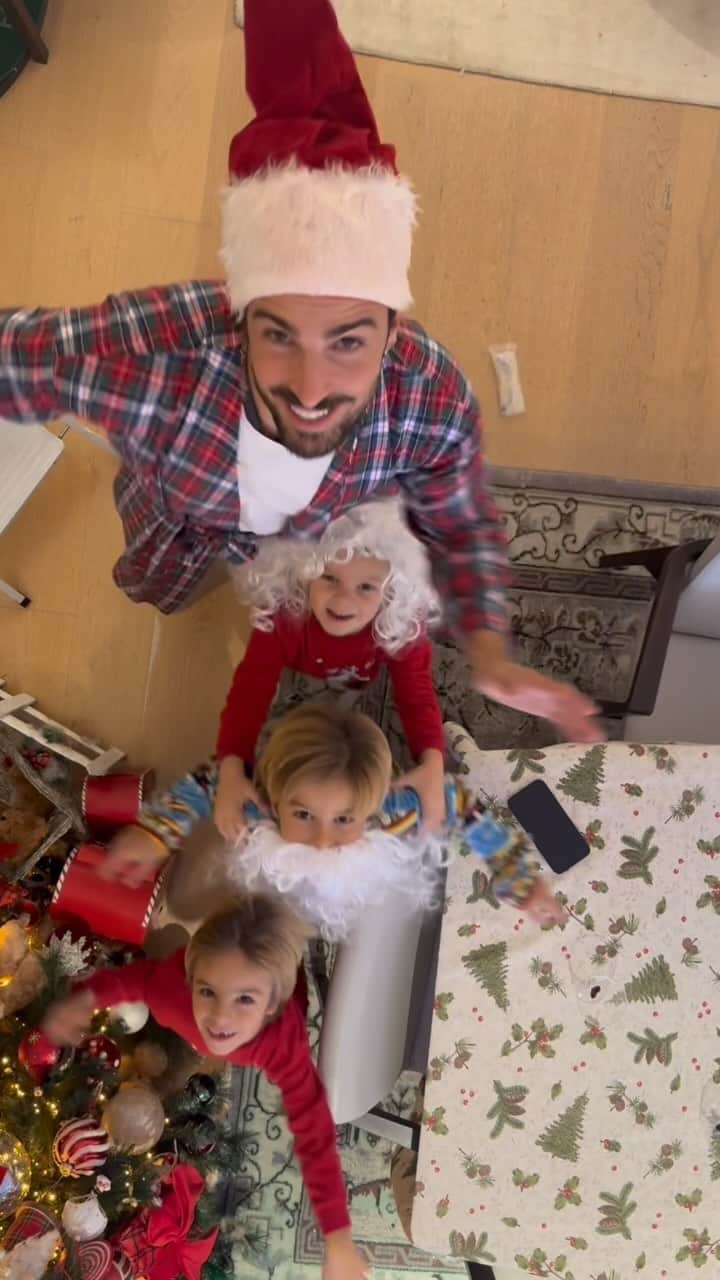 Mariano Di Vaioのインスタグラム：「Boys night at home 🎄」