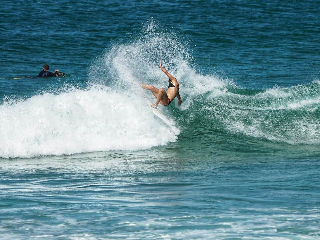 コートニー・コンローグのインスタグラム：「Almost Beach break and bikini time 😝」