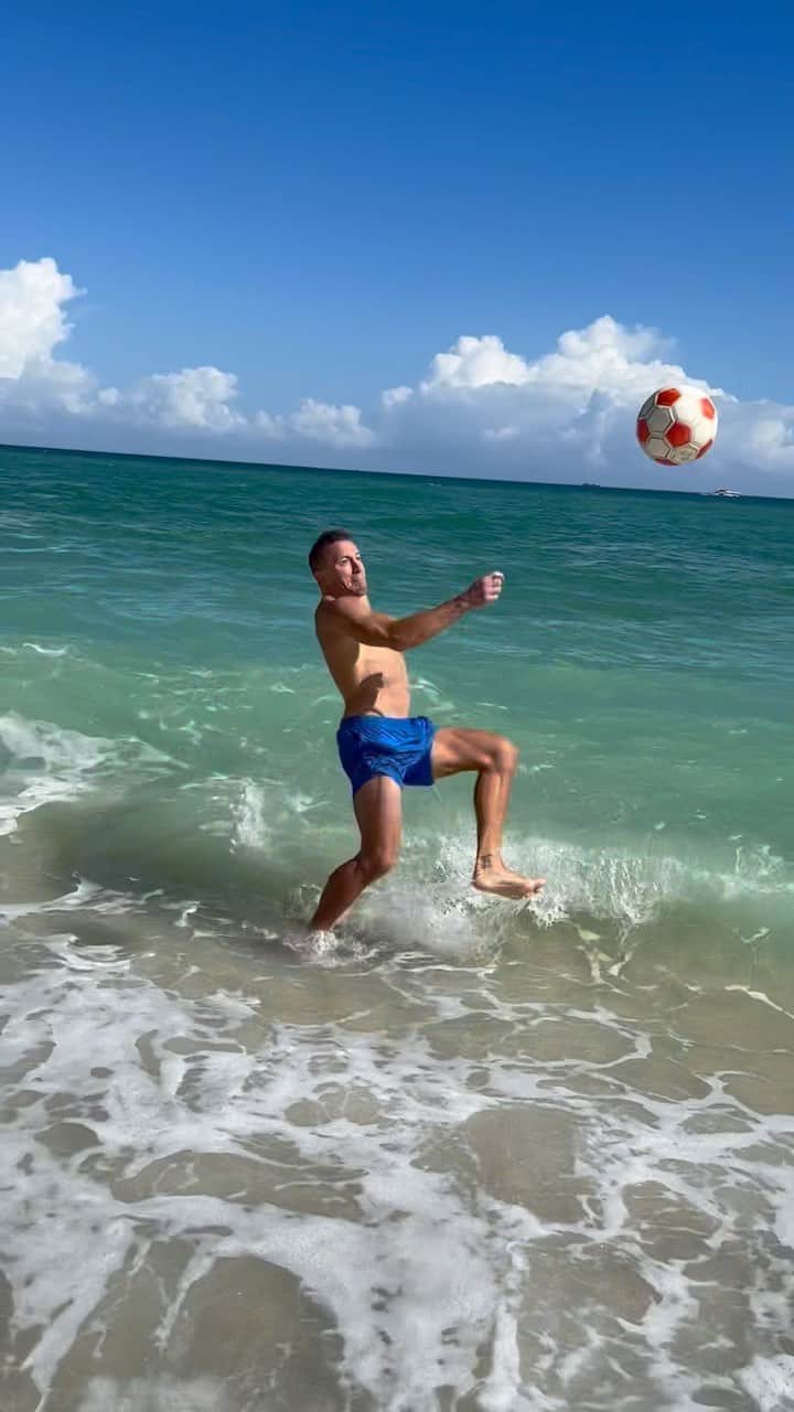 ジョルジュ・サンピエールのインスタグラム：「Working on my bicycle & scissor kicks ⚽️🤦‍♂️」