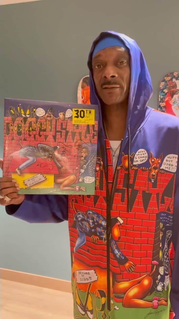 スヌープ・ドッグのインスタグラム：「To celebrate the 30th anniversary of Doggystyle, the biggest and most influential hip-hop debut album of all-time, wit @gamma and @deathrowrecords.. We finally restoring tha track list back to its original 1993 debut release. 💯💨🔥 Our song “Gz Up, Hoes Down”, which was only available on the album’s initial 100,000 units in 1993, will be included in this package. ✔️ Originally released on November 23, 1993, this iconic masterpiece produced by @drdre redefined rap music. Available Friday at @amazon @walmart @recordstoredayus and @gamma, but pre-order yours everywhere now. Link in bio! 🎶  And oh yeah, I quit smokin so respect my privacy at this time🌲 😂💨💨💨」