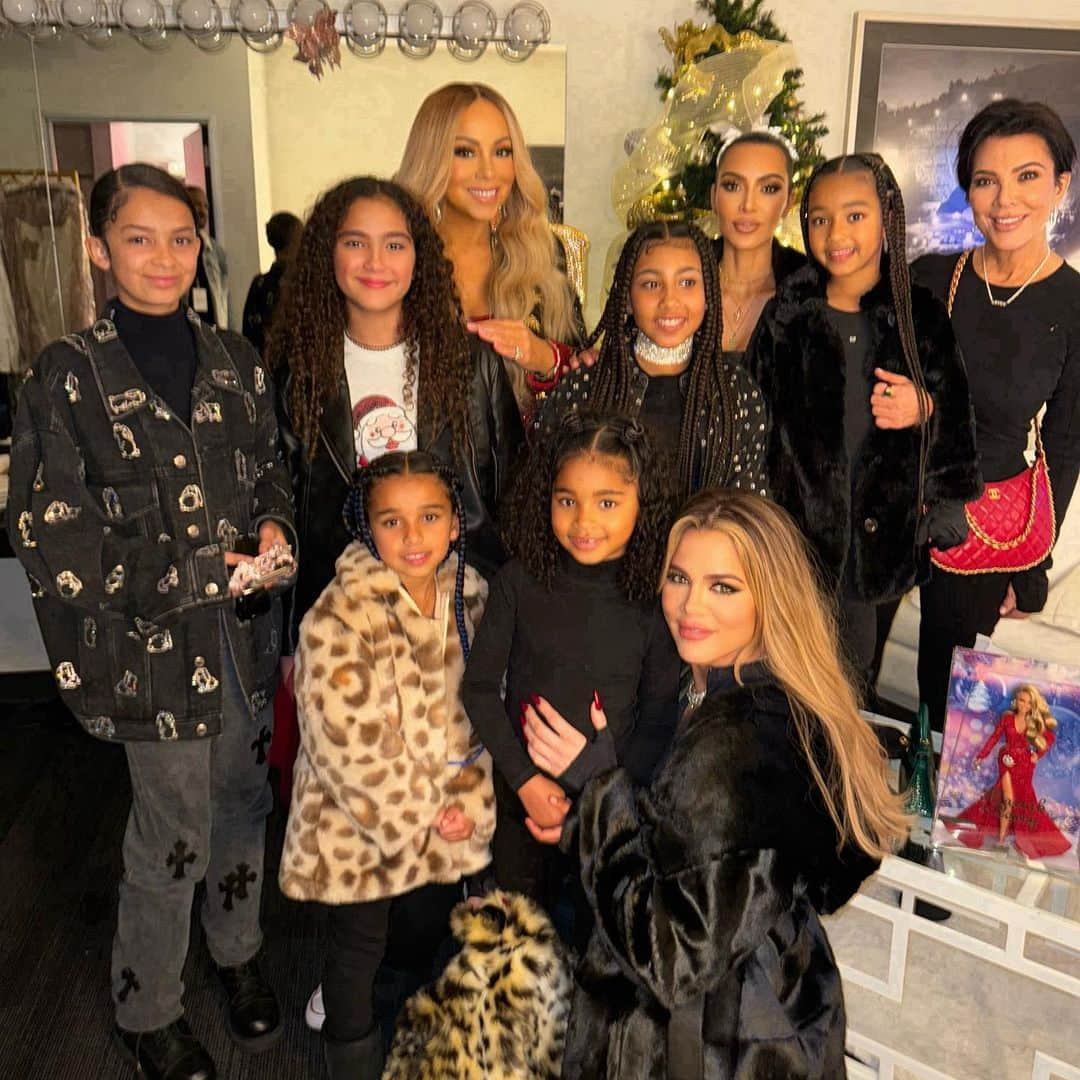 クロエ・カーダシアンのインスタグラム：「The Queen of Christmas!!!! For the little girls very FIRST concert ever, we went to see the Queen herself, @mariahcarey !! We all had the best time, creating the most magical memories!! Thank you mommy for taking all of us! 🩵」