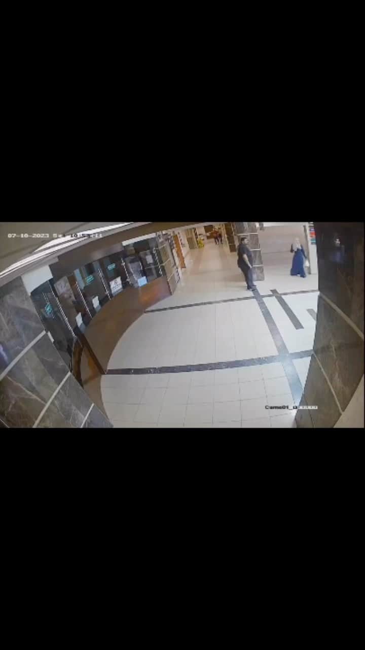 ジェシカ・サインフェルドのインスタグラム：「Lobby of Shifa Hospital 10:53am on 10/07/23. Hostages arriving.」