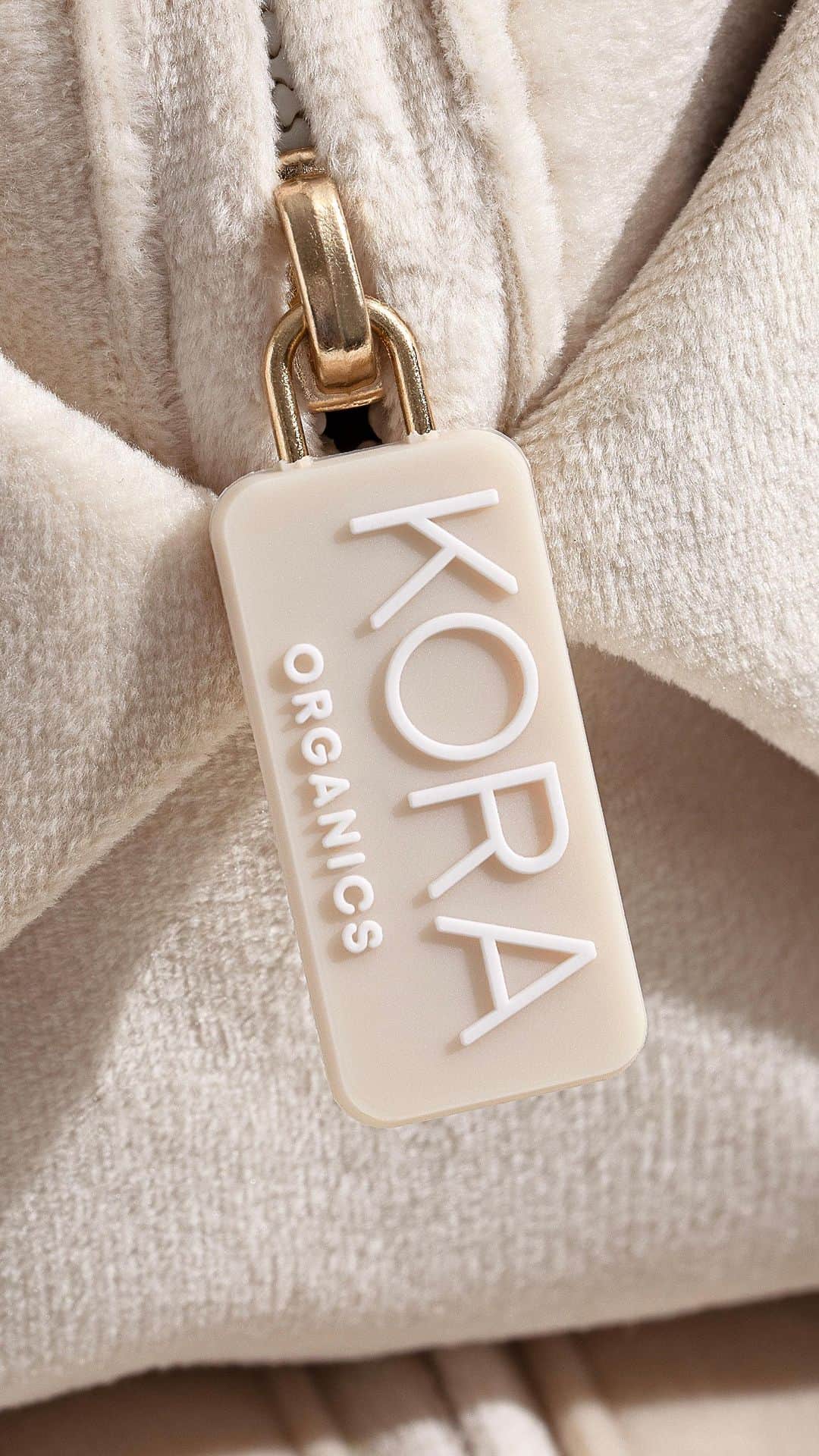KORA Organicsのインスタグラム：「What’s in @mirandakerr’s beauty bag? Keep watching for a few brands our founder can’t live without ✨」