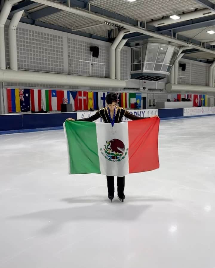 Donovan Carrillo Suazoのインスタグラム：「Terminamos el NRW trophy con una gran satisfacción, después de haber conseguido el 2do lugar de la competencia. Feliz y orgulloso de que junto con mi team mate logramos podium 🇲🇽  Felicidades @andrea.montesinos por haber obtenido el primer lugar en la categoría senior femenil y clasificación al ISU 4CC   Gracias @jonathanhuntermills y @mykegillman  @valemareess y familia por todo el apoyo dentro y fuera de los entrenamientos, suman mucho a mi vida.   Gracias también a ustedes por su cariño y apoyo tan valioso 🙏🏼  Listo para seguir trabajando y superar nuevos retos.  @conadeoficial @femepashidi @cmteolimpicomex @sedenamx」