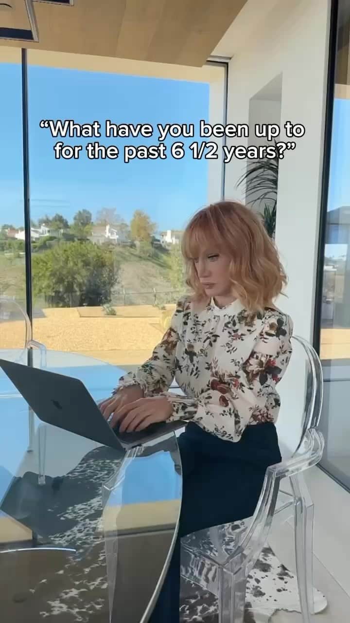 キャシー・グリフィンのインスタグラム：「This tour content is six years in the making, my friends. Six. Years. 🫣」