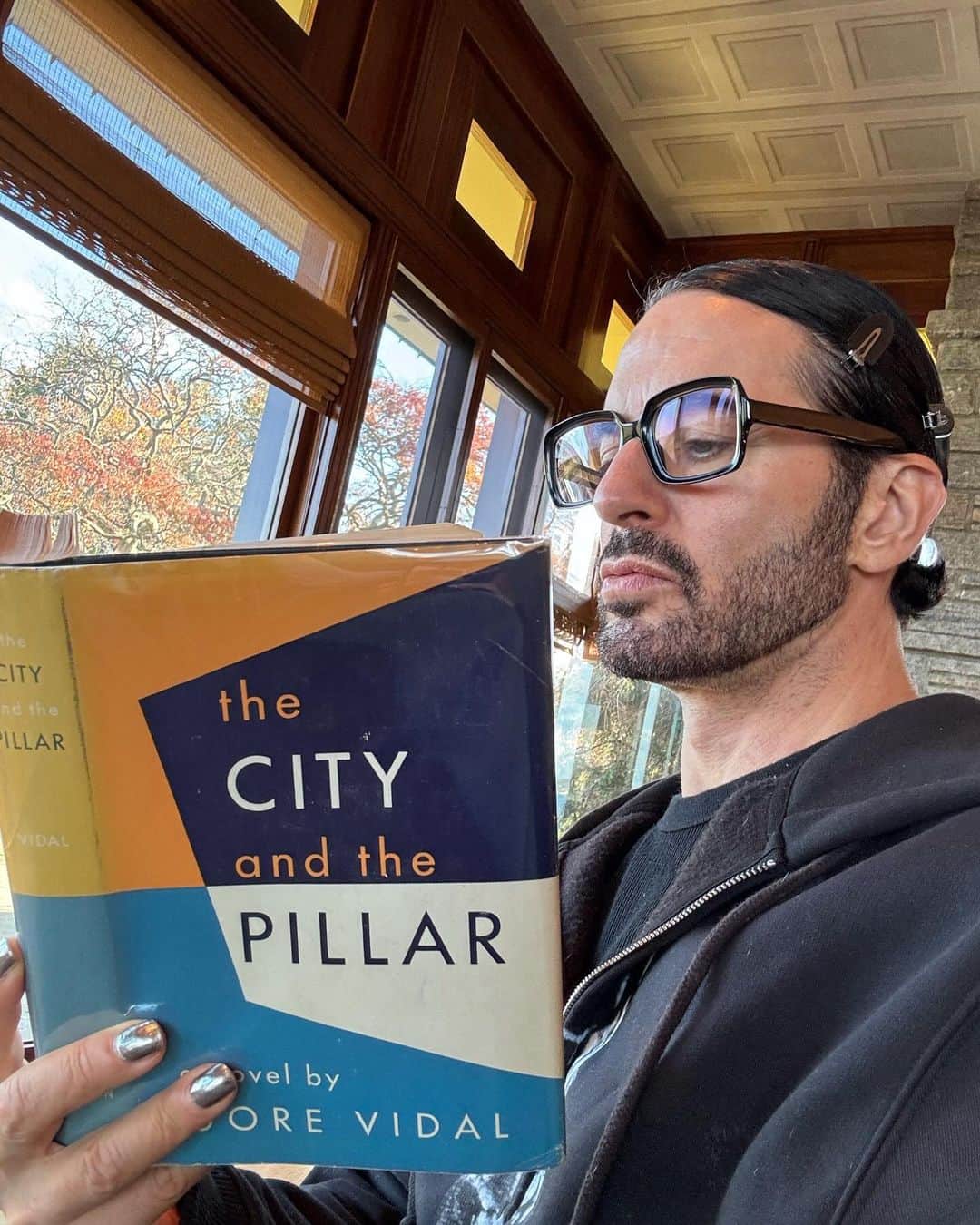 マーク・ジェイコブスのインスタグラム：「the reading hour.  the City and the Pillar  a novel by Gore Vidal  #mascformasc #queerclassics #readingisfundamental #gratefulnothateful」