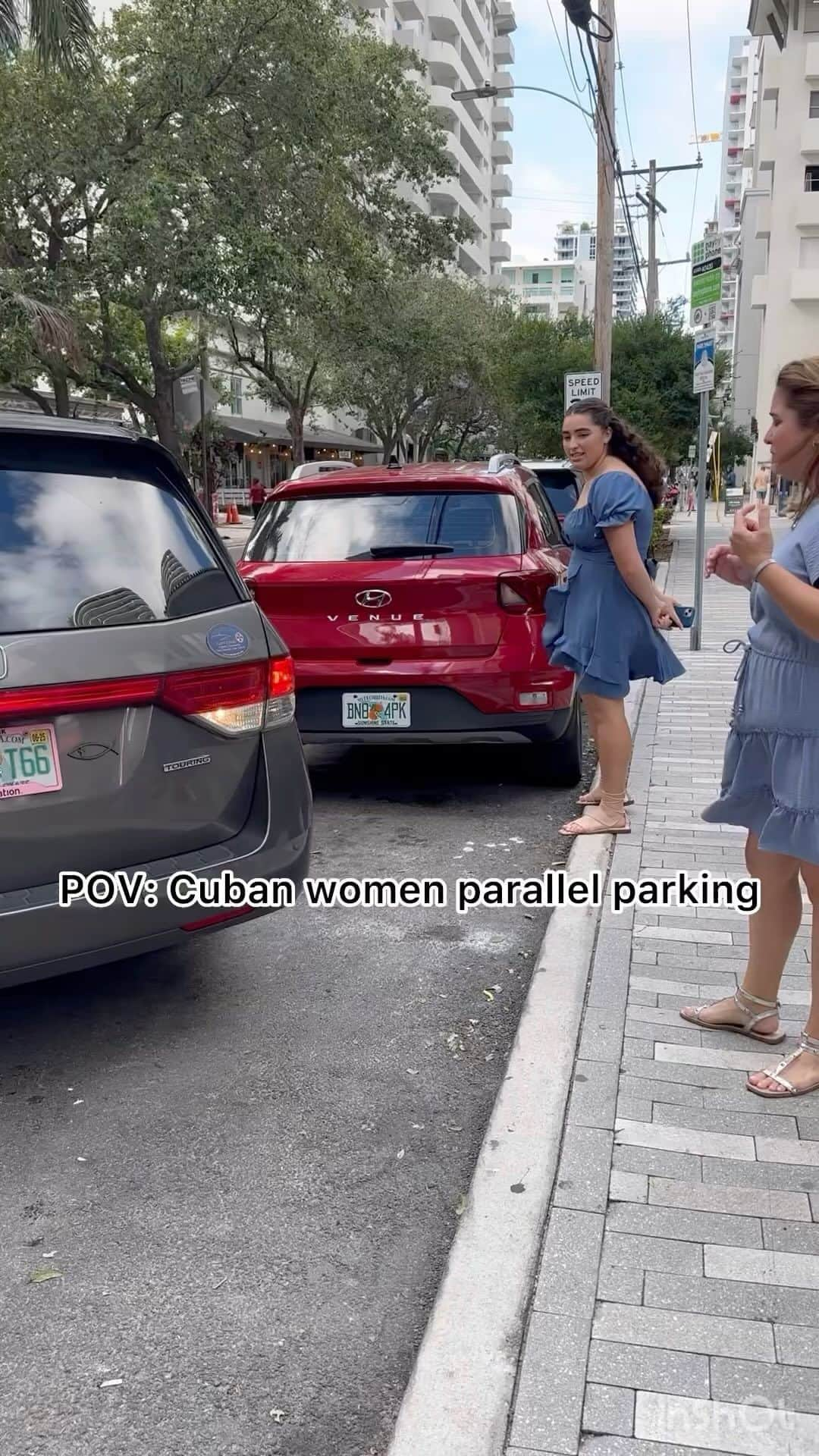 ジョージー・ローレンのインスタグラム：「If you come across me and my family in Miami, we will absolutely be yelling, laughing, and in some sort of trouble. I really can’t make this stuff up 🤦🏻‍♀️. These are my favorite people ❤️. #305 #cuban #parking #bigfatcubanfamily #favorite #aydiosmio」