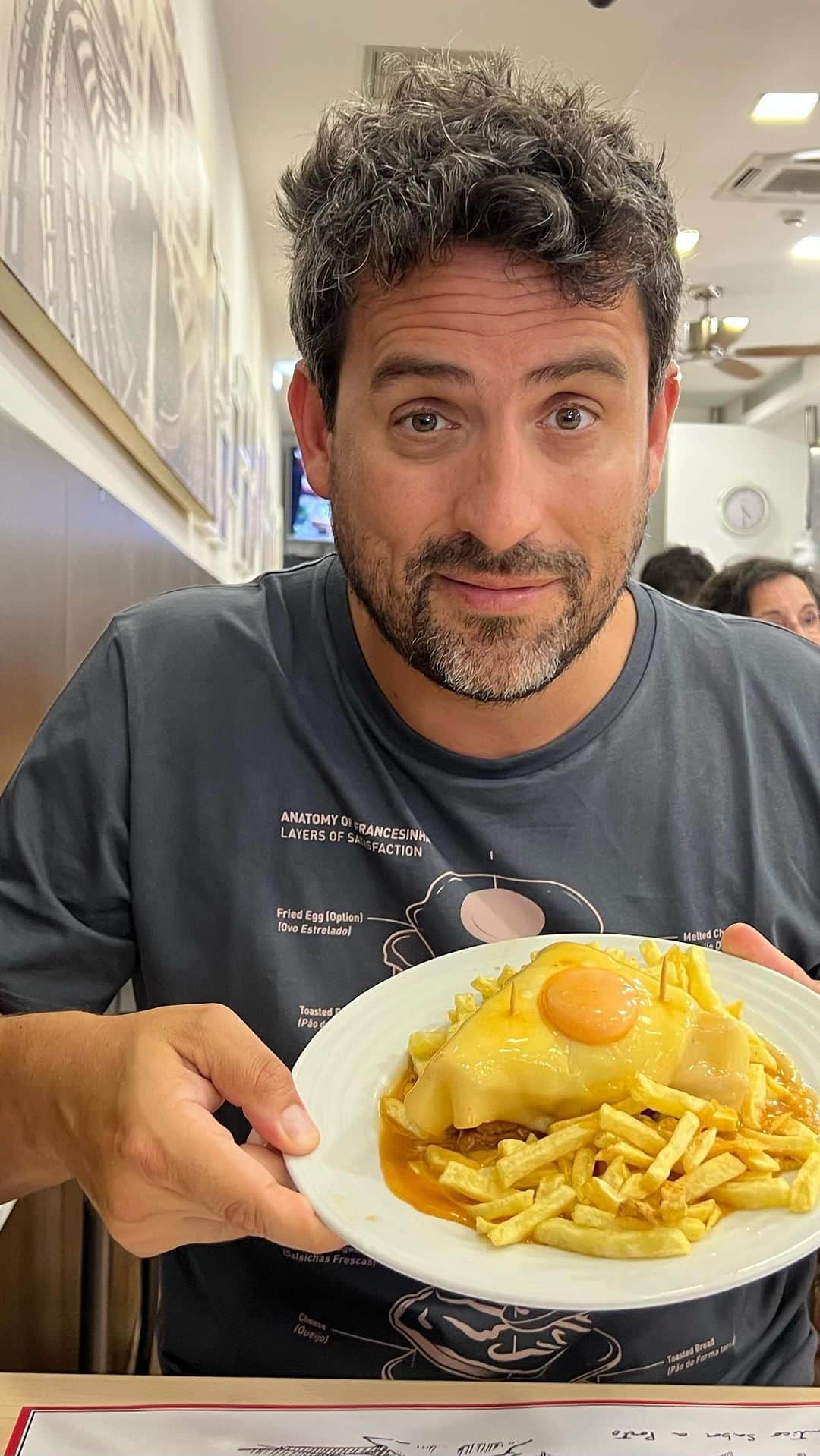 エド・ウィークスのインスタグラム：「Porto’s famous FRANCESINHA sandwich! @cafe_santiago #portugal #foodreview」