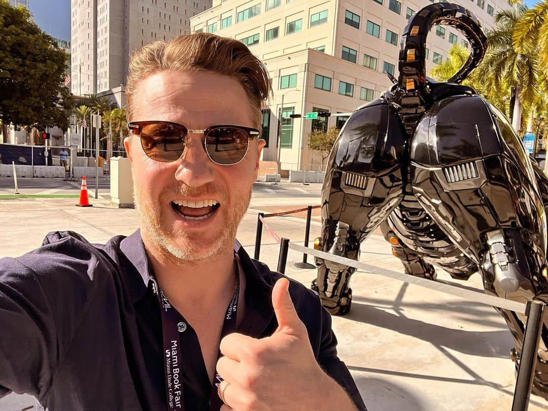 ベンジャミン・マッケンジーのインスタグラム：「Pleased to report the Bitcoin bull remains alive in Miami. Still got no balls though :) #miamibull」