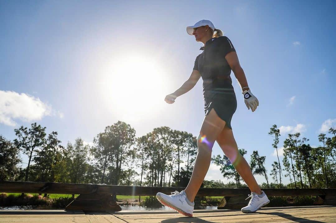 アンナ・ノルドクビストのインスタグラム：「“Keep walking thru the storm, your rainbow is waiting on the other side. “  Been trying to put one foot in front of the other for a very long time. As much of a fighter I am - one that never give up - I am only human and I will be taking an extended break to work on my health and my mental well being the next couple months. I got absolutely nothing left.   I dont know how to thank everyone for being there for me and for never making me walk this road alone. Everyone on tour has been a family this year, supported me unconditionally and helped me push thru these last two weeks inside the ropes!  Grateful beyond words for the love and support!! 💙  I hope to be back smiling and feeling like myself again inside and outside the ropes in 2024.   Happy Holidays and Lots of love xx」