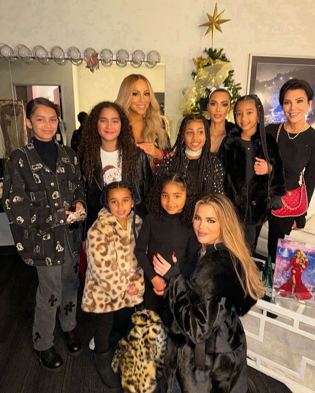 Hugo Glossのインスタグラム：「O quanto vale esse clique? 💵💰💎 Neste sábado (18), a parte da família Kardashian foi assistir a um show de Mariah Carey em Los Angeles e aproveitou para tietar bastante a musa. Além da matriarca, Kris Jenner, Kim e Khloé também levaram suas herdeiras para conferir os vocais poderosos da rainha do Natal. All I want for Christmas is estar nessa foto! Kkkk (📸: @krisjenner)」