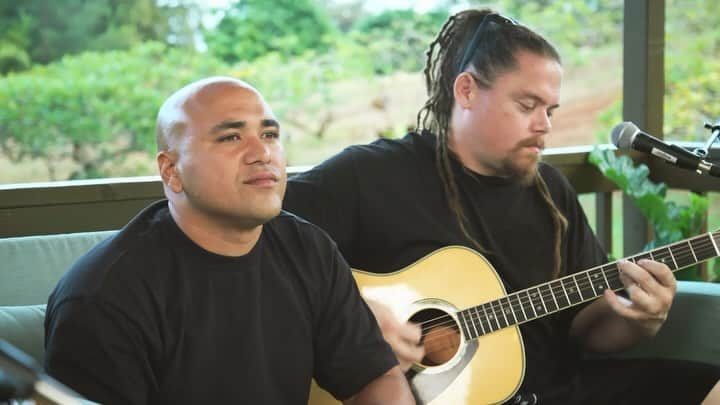 ジェイソン・モモアのインスタグラム：「@thegreen808 send their aloha for Maui with this beautiful mele, “Kahakuloa,” live from Anahola!  Known to be the birthplace of the chief Kahekili, Kahakuloa is on the north side of West Maui. This mele speaks speaks of its manu, its lush green cliffs, and famous rain.  To support our West Maui ‘ohana see comment or link in bio.   #Mele4Maui #Lahaina Strong #MauiNoKaOi #ManaMele」