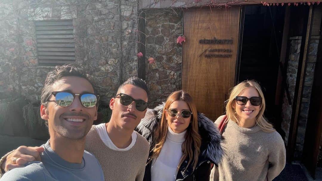 アルバロ・アルベロアのインスタグラム：「“En la vida, no es a dónde vas, es con quién viajas.” 🤍」