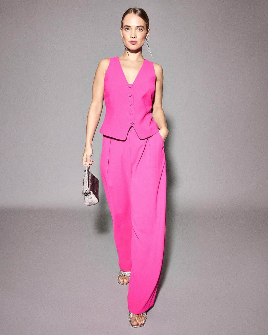 River Islandのインスタグラム：「Save subtlety for later. Make an entrance in confident colours this party season.  #ImWearingRI #Linkinbio to shop  Pink Button Front Waistcoat - 904992 Pink Pleated Wide Leg Trousers - 904181 Blue satin slip midi dress - 905958 Blue closed back heeled sandals - 901573 Ochre Draped Dress - 905444 Black Stove Straight Jeans – 903011  Black Bow Detail Kitten Heels - 750838」
