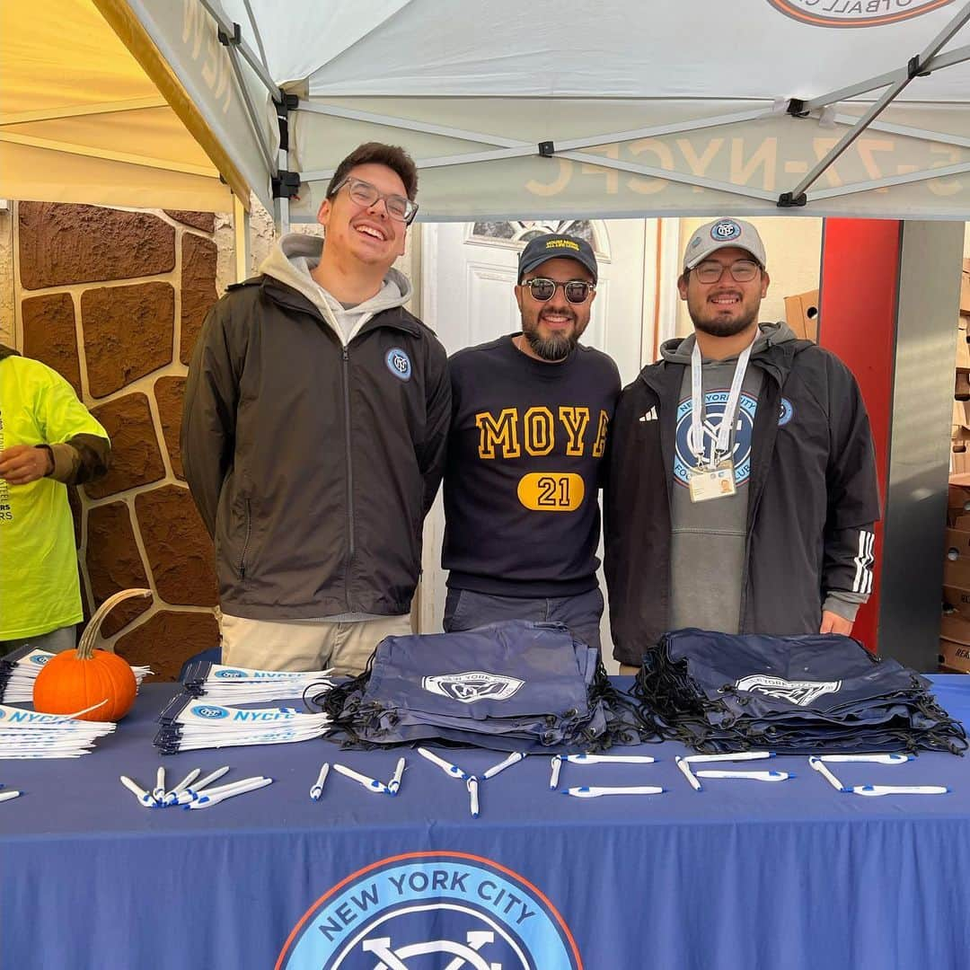 ニューヨーク・シティFCさんのインスタグラム写真 - (ニューヨーク・シティFCInstagram)「This weekend, @CMFranciscoMoya held his Sixth Annual Thanksgiving Food Drive to fight food insecurity and support healthier communities throughout Queens.   #NYCFC joined his turkey giveaway event and thanks him for his enduring leadership.  Read more on NYCFC.com」11月20日 5時14分 - nycfc