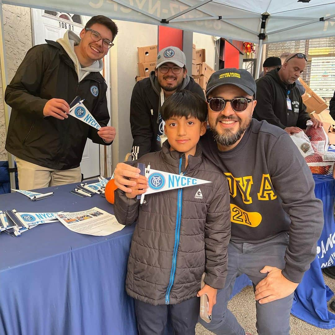 ニューヨーク・シティFCのインスタグラム：「This weekend, @CMFranciscoMoya held his Sixth Annual Thanksgiving Food Drive to fight food insecurity and support healthier communities throughout Queens.   #NYCFC joined his turkey giveaway event and thanks him for his enduring leadership.  Read more on NYCFC.com」