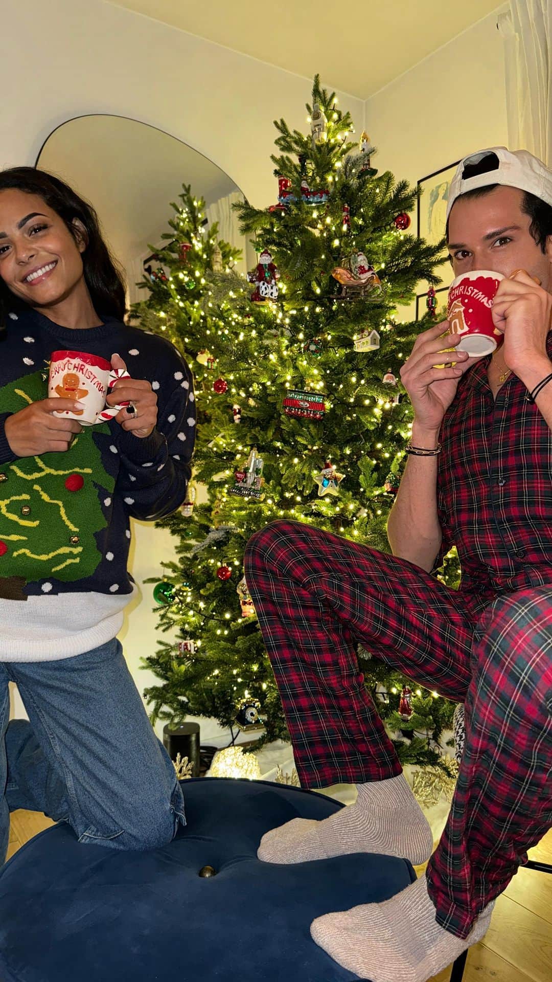 クリスティーナ・ミリアンのインスタグラム：「When a friend needs some holiday cheer you come over and decorate a Christmas Tree. 🌟🎄✅」