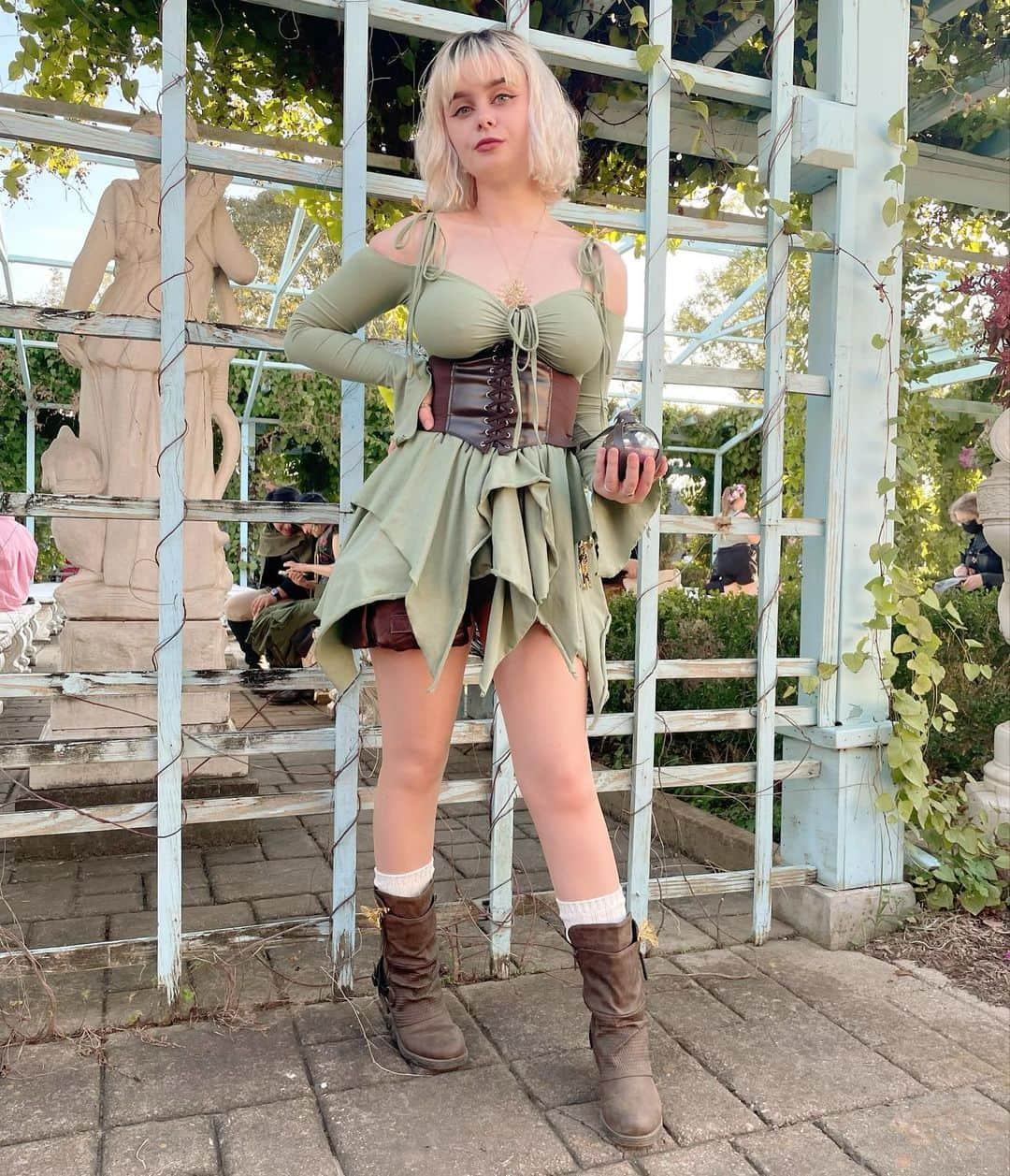 レベッカさんのインスタグラム写真 - (レベッカInstagram)「I offer you one mysterious potion but I don’t tell you what it does, do you accept it? - - - #texasrennaissancefestival #rennfaire #texasrennfaire」11月20日 5時18分 - ichigochii