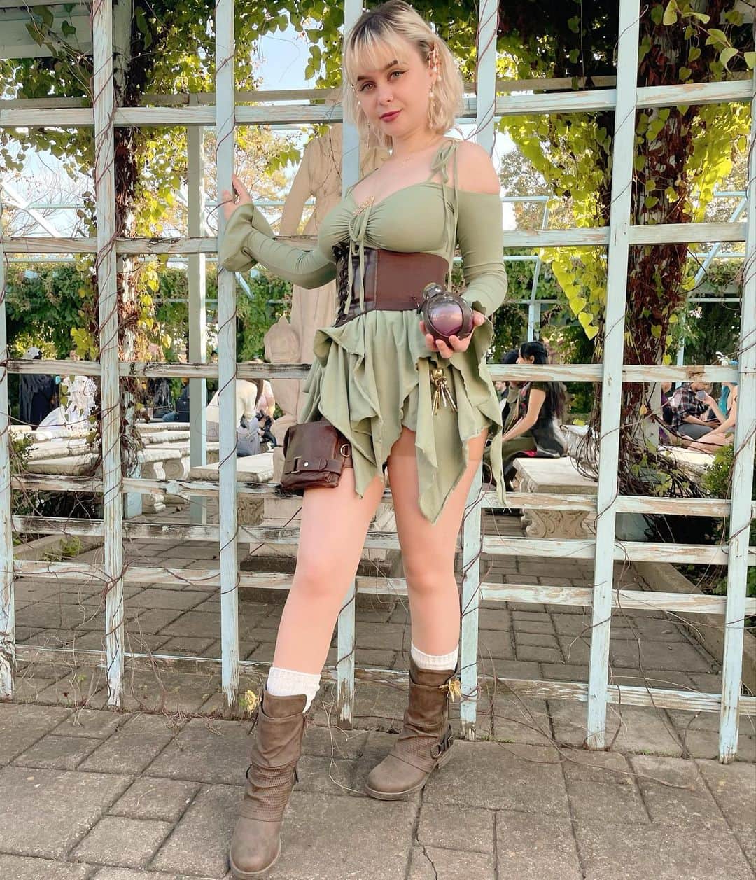 レベッカのインスタグラム：「I offer you one mysterious potion but I don’t tell you what it does, do you accept it? - - - #texasrennaissancefestival #rennfaire #texasrennfaire」