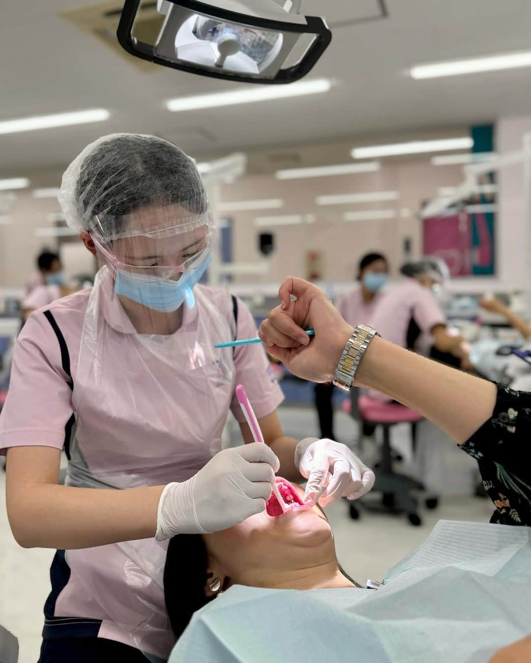 新大阪歯科衛生士専門学校【公式】さんのインスタグラム写真 - (新大阪歯科衛生士専門学校【公式】Instagram)「保護者スケーリング👨‍👩‍👧  3年生による 保護者スケーリングが行われました🦷  保護者の方に患者さんになってもらい、 学生がスケーリング(歯石除去)と ブラッシング指導を実施します🪥  3年間の成長した姿を見てもらい、 学生たちも嬉しそうでしたよ☺️🍀」11月20日 16時12分 - sdhc1115