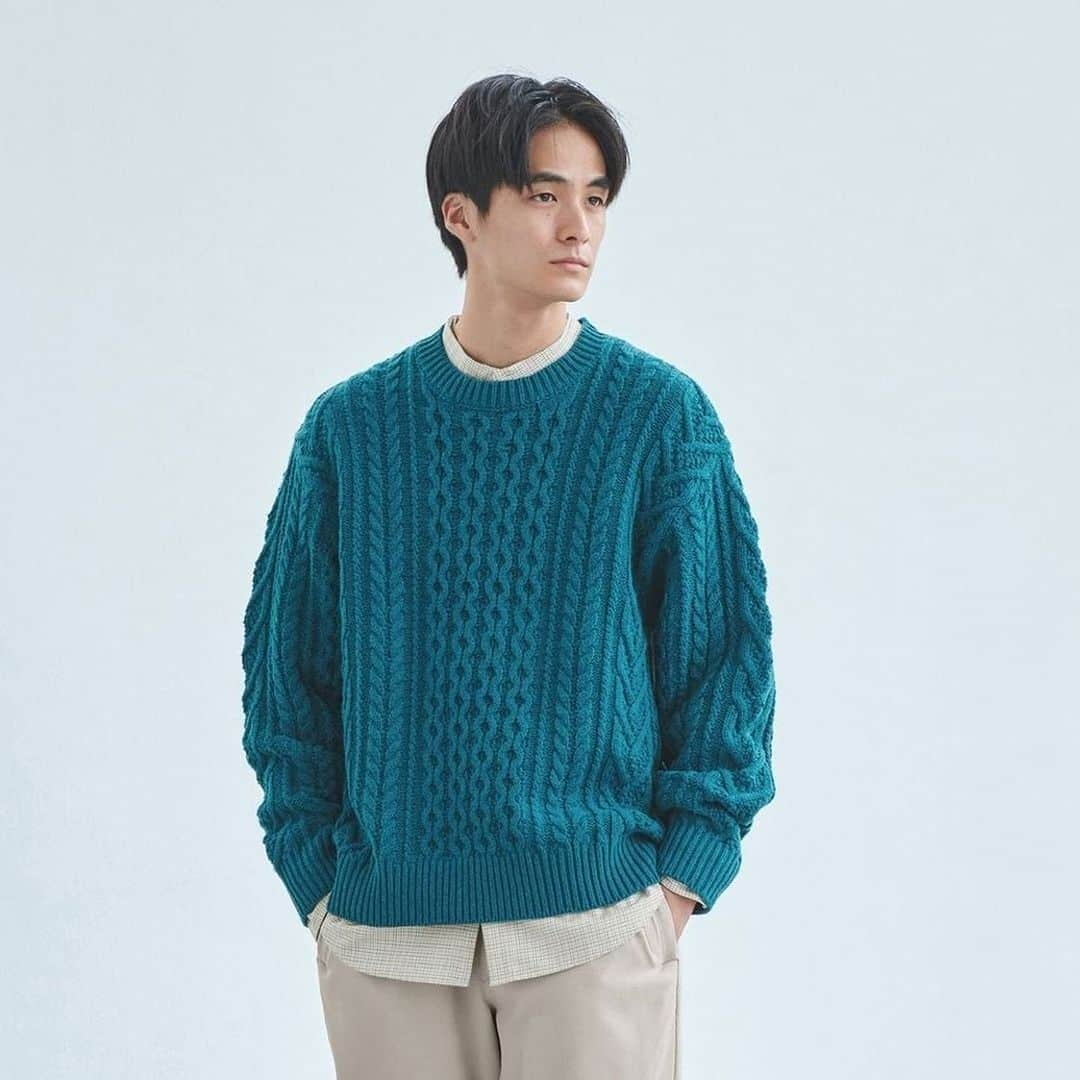 green label relaxingさんのインスタグラム写真 - (green label relaxingInstagram)「冬の必需品！インナーでも1枚でも活躍するセーター🧶  暖かい日には1枚で、寒くなったらコートやダウンのインナーとしても使いやすいセーターをピックアップしました。 ベーシックなクルーネックだけでなく、タートルネック・ニットポロから変化をつけられるロールネックまでご用意しています。  暖かく過ごせるだけでなく、季節感も出せるこの時期にはマストバイなアイテムです。  ぜひお気に入りの一着を見つけてみてください。  ■クリアコットン スウェットライク クルーネック ニット ¥7,700 No:32131411351  ■カタアゼ ラグラン クルーネック ニット -ウォッシャブル- ¥8,800 No:32131411344  ■120s テンジク クルーネック ニット ¥9,900 No:31131410204  ■カタアゼ タートルネック ニット -ウォッシャブル- ¥9,350 No:32131411345  ■ウール ポリエステル アラン クルーネック ニット -ウォッシャブル- ¥13,200 No:32131401356  ■フラッフィー モヘヤミックス クルーネック ニット ¥11,000 No:32131401358  ■120s テンジク ニット ポロシャツ ¥11,000 No:31131410202  ■ミックスカラー テンジク ロールネック ニット ¥8,800 No:32131401355  #greenlabelrelaxing  #グリーンレーベルリラクシング #glr23aw #メンズファッション  #メンズニット #おすすめニット #メンズセーター #ニットコーデ #クルーネック #タートルネック #ニットポロ #ロールネック #ロールネックニット #オンオフ兼用 #ビジカジ #ビジカジニット #ウォッシャブル #ウォッシャブルニット #モヘヤ混ニット #モヘヤ混 #カタアゼニット #メンズ冬服 #メンズ秋冬コーデ」11月20日 16時13分 - ua_greenlabel