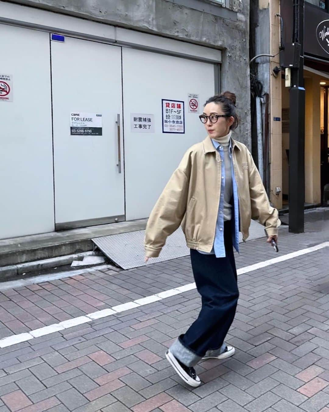 古谷有美さんのインスタグラム写真 - (古谷有美Instagram)「👓 珍しく銀座をお散歩。 お目当ては、ミラ ナカシマ展！ ジョージ・ナカシマのご息女であるミラさん。 とても表情豊かで柔らかな木材のデザインが 優しいミラさんそのものといった感じでした。 ミラさんが微笑むたびに揺れる 木のイヤリングとネックレスも可愛かったな。  どうぞ座ってみてくださいね、なんて @mizumawataru さんに言われるも お尻がカチコチに緊張🍑 ドキドキでうっかり展覧会の写真も撮り忘れ... 12/26まで桜製作所　銀座展で開催中のようです。 家具好きな方はぜひー！  行き慣れない大人の街銀座... いつかさらっと銀座でディナーできる イカした大人になれるのかしら。  jacket: miu miu shirt: hyke  knit: uniqlo pants: seya  shoes: converse glasses: moscot   #ミラナカシマ展  #月1で何かを観るルール」11月20日 14時41分 - yuumifuruya