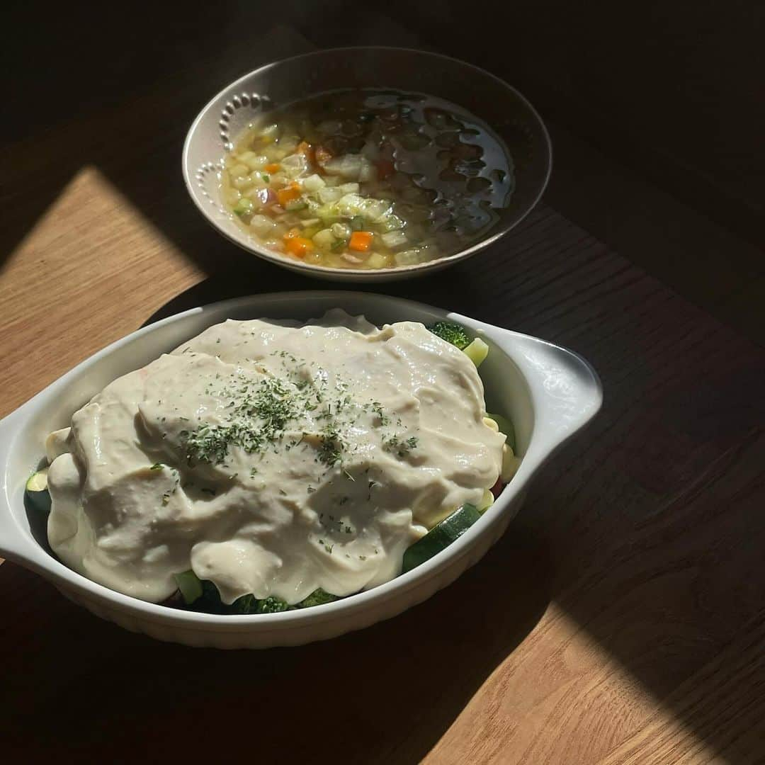 大友花恋さんのインスタグラム写真 - (大友花恋Instagram)「ご飯、ごはん、GOHAN🍚  寒くなってきたので、ほかほかしたものをよく作ります。 秋の鮭が美味しすぎて、ちょこちょこいただいております。 ふるさと納税の返礼品のいくら。 鮭と親子にして、たっぷり食べようと思い勇気を振り絞って載せました。 私の勇気MAX量の、いくら。 ひえー、贅沢。美味でした。  さて、今週の予定です。  ・11月20日(月) 22:00〜Abema「今日、好きになりました。」新シーズンスタート❤️‍🔥  ・11月23日(木) 17:00〜AuDee「ハナコイradio」 （残り2回、ゲストに安野久美子さんをお招きして、器スペシャルです✨ 写真のようにご飯作るとき、器に迷ってしまいます。コーディネート苦手。。 色々とお伺いできるの、楽しみ！）  ・11月24日(金) 20:00〜ドラマ8「ハイエナ」  ・11月25日(土) 13:30〜フジテレビ「チャンハウス」  ・11月26日（日） 18:30〜テレビ東京「デカ盛りハンター」  新しいアウターを買いました🫶 が、今週、金曜日くらいまでは、暖かそうですね🙄☀️ 衣替えも済ませてしまったので、汗をかきながら、着ます（着るんかい）。」11月20日 14時51分 - karen_otomo