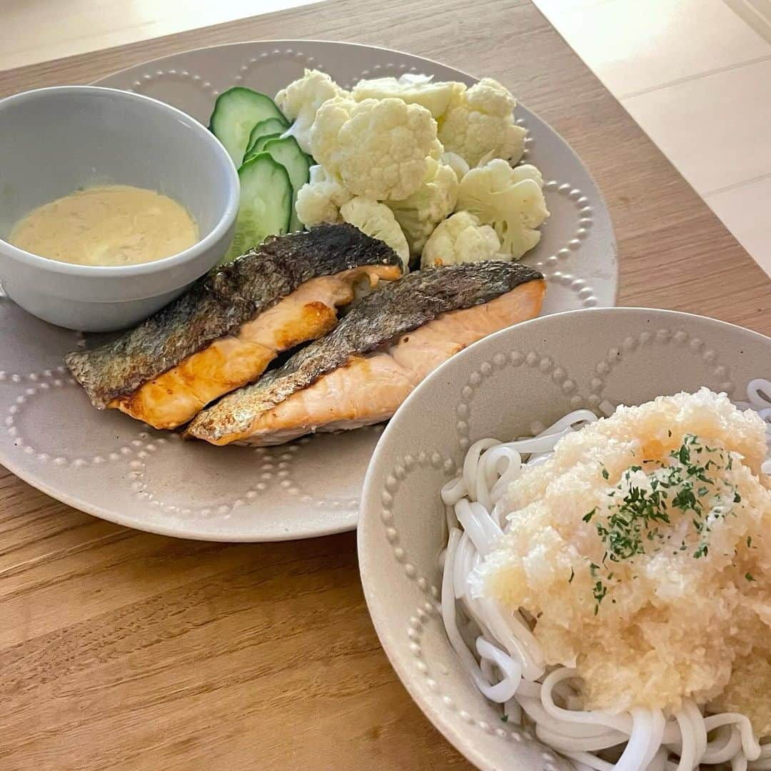 大友花恋さんのインスタグラム写真 - (大友花恋Instagram)「ご飯、ごはん、GOHAN🍚  寒くなってきたので、ほかほかしたものをよく作ります。 秋の鮭が美味しすぎて、ちょこちょこいただいております。 ふるさと納税の返礼品のいくら。 鮭と親子にして、たっぷり食べようと思い勇気を振り絞って載せました。 私の勇気MAX量の、いくら。 ひえー、贅沢。美味でした。  さて、今週の予定です。  ・11月20日(月) 22:00〜Abema「今日、好きになりました。」新シーズンスタート❤️‍🔥  ・11月23日(木) 17:00〜AuDee「ハナコイradio」 （残り2回、ゲストに安野久美子さんをお招きして、器スペシャルです✨ 写真のようにご飯作るとき、器に迷ってしまいます。コーディネート苦手。。 色々とお伺いできるの、楽しみ！）  ・11月24日(金) 20:00〜ドラマ8「ハイエナ」  ・11月25日(土) 13:30〜フジテレビ「チャンハウス」  ・11月26日（日） 18:30〜テレビ東京「デカ盛りハンター」  新しいアウターを買いました🫶 が、今週、金曜日くらいまでは、暖かそうですね🙄☀️ 衣替えも済ませてしまったので、汗をかきながら、着ます（着るんかい）。」11月20日 14時51分 - karen_otomo